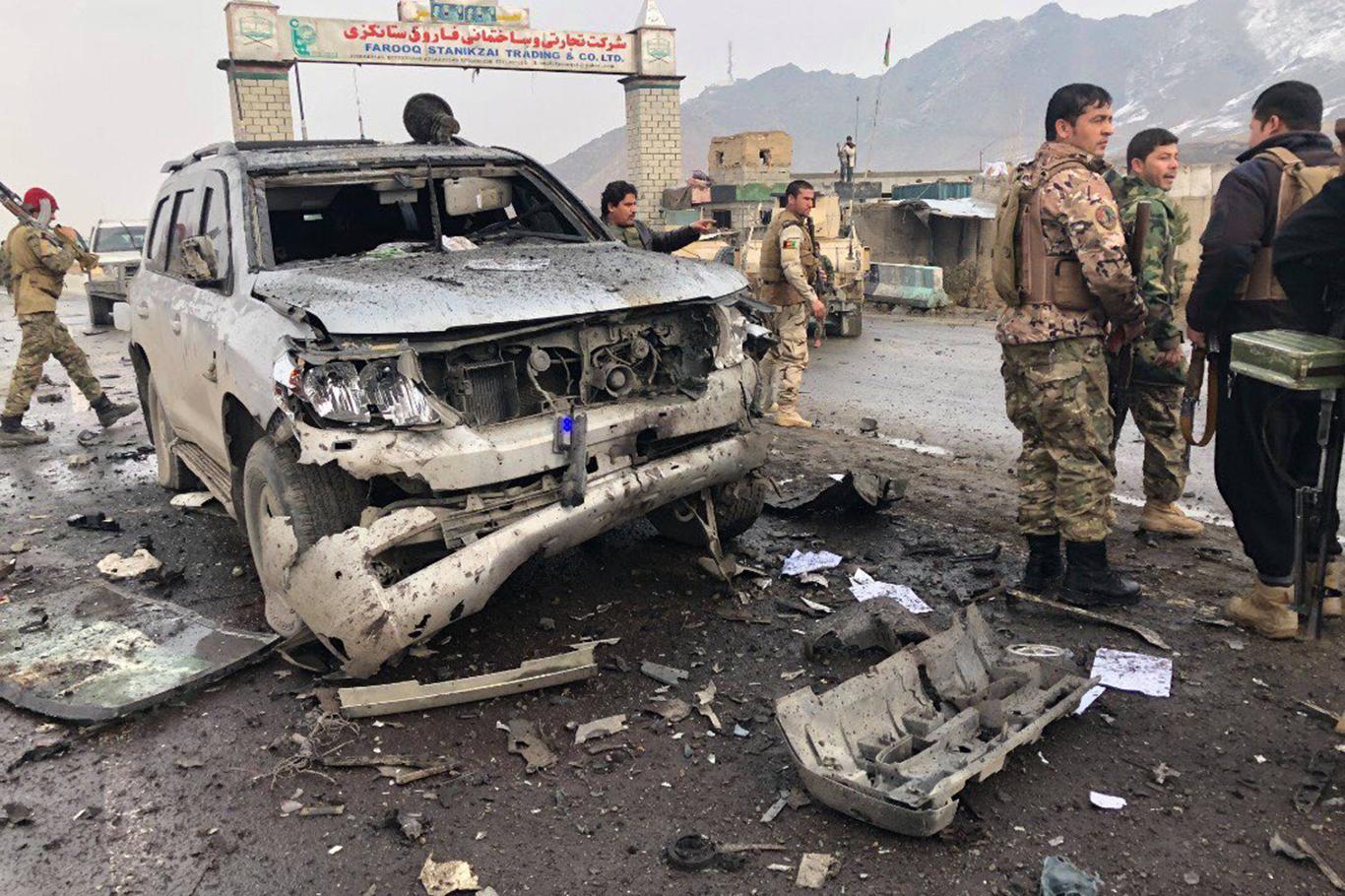 Afganistan'da vali konvoyuna saldırı: 8 ölü